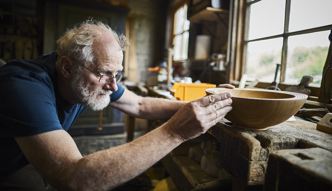 Hombre mayor trabajando en carpintería