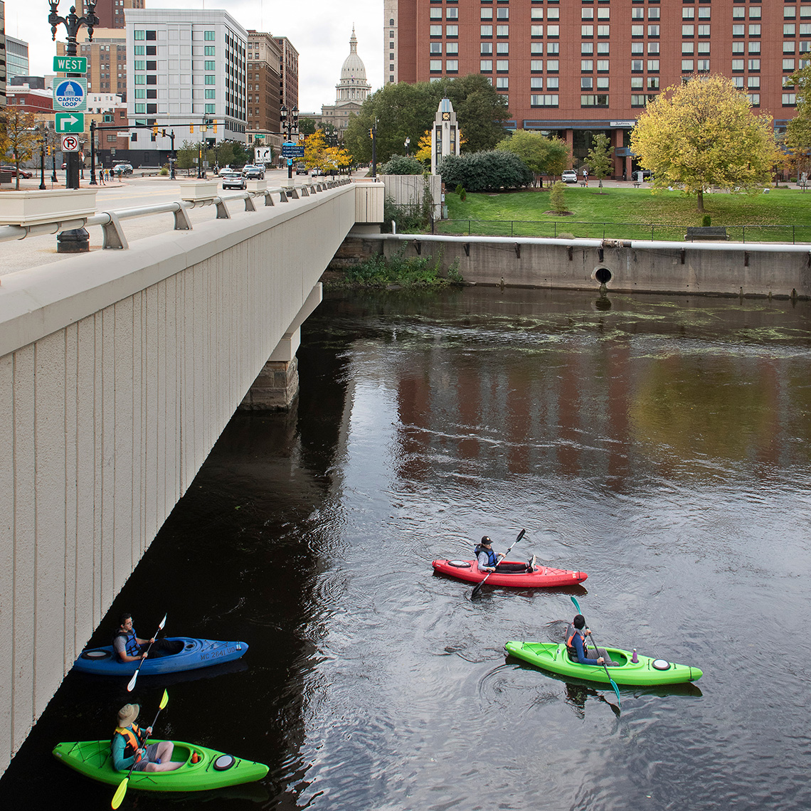 Personas en Kayaks en el Grand River, en el centro de Lansing, Michigan.