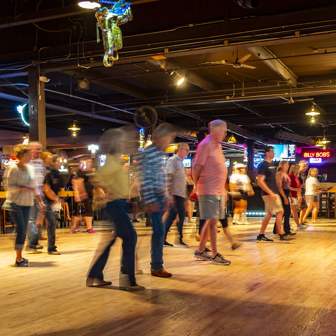 Personas bailando en un salón de baile en Texas