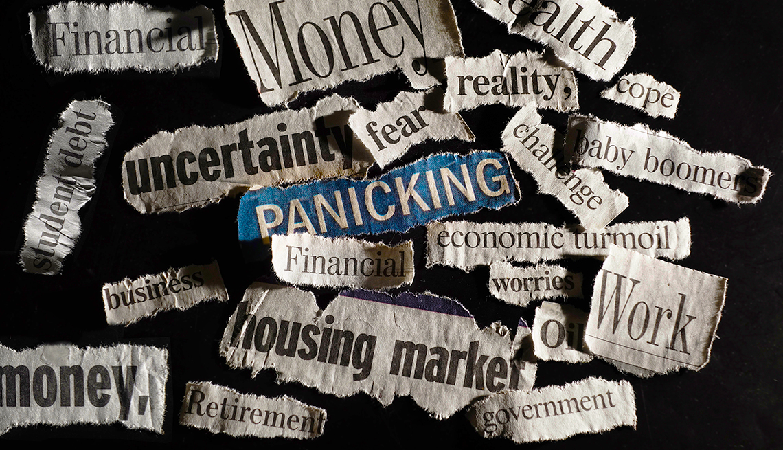 Recortes de titulares de períodicos que dicen pánico, mercado mobiliario, dinero, trabajo