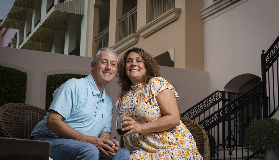 Jeanine y Tony Consoli frente a su casa en Sarasota, Florida