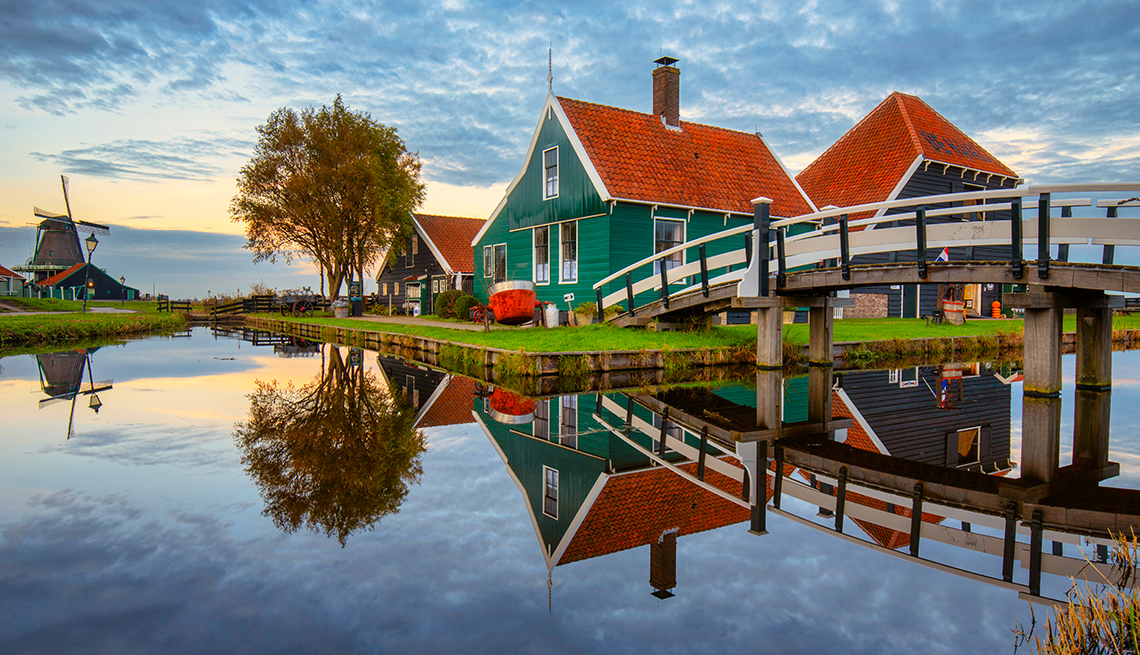 Vista panorámica de un lago junto a casas en Zaanse Schans, Zaandam, Países Bajos