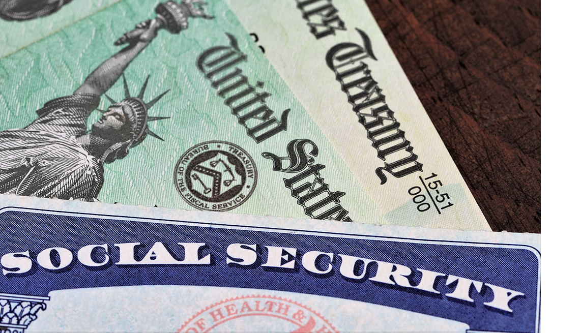 Tarjeta del Seguro Social sobre cheques del Departamento del Tesoro de Estados Unidos.