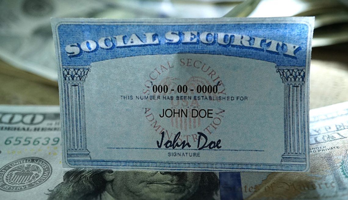 Tarjeta del Seguro Social sobre billetes de 100 dólares.