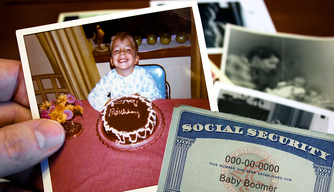 Mano sostiene una foto antigua de un niño que celebra su cumpleaños al lado de otras fotos en blanco y negro, y una tarjeta del Seguro Social.