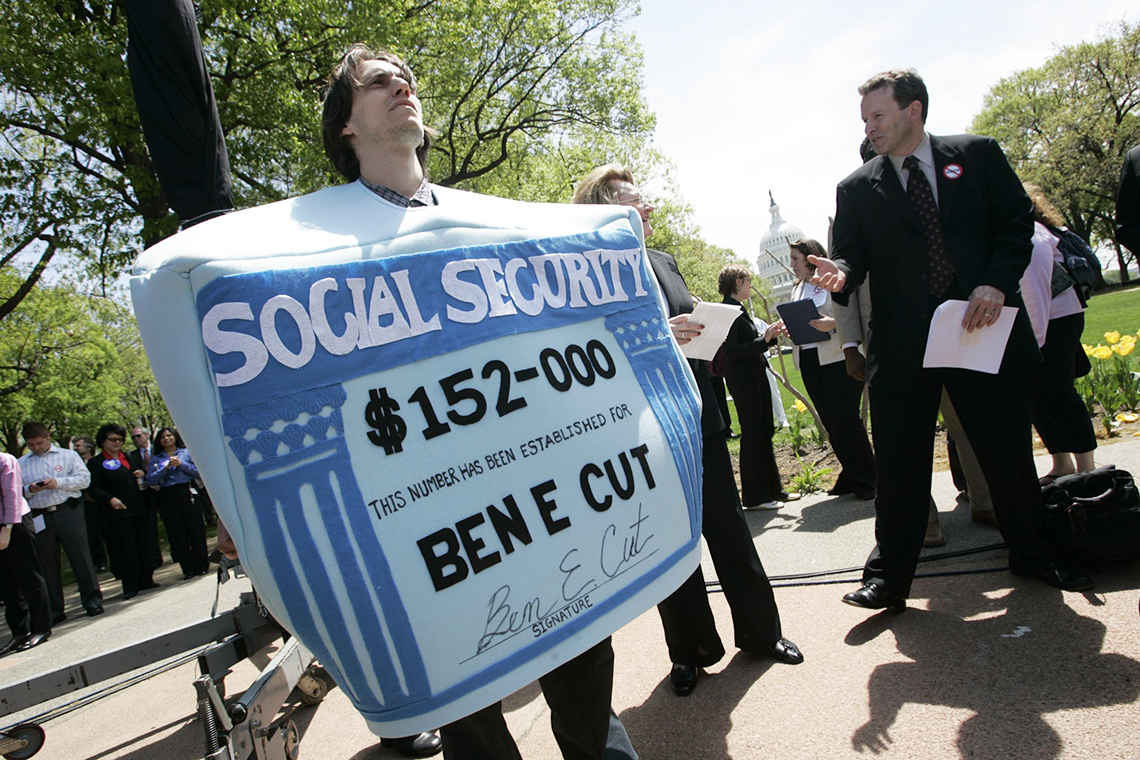 Protesta contra la privatización del Seguro Social en el 2005 con una persona vestida como una tarjeta de la administración