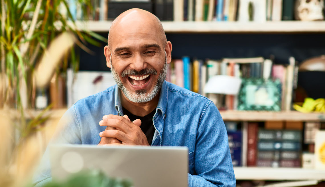 Man talking to another person on the computer