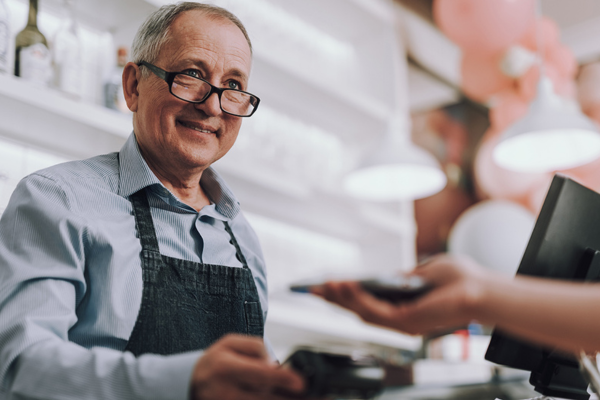 600x400-man-cashier-photo