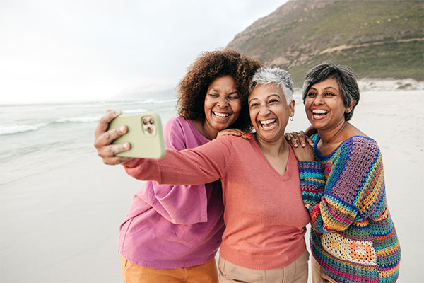 600x400-ss-keeping-friends-beach-selfie