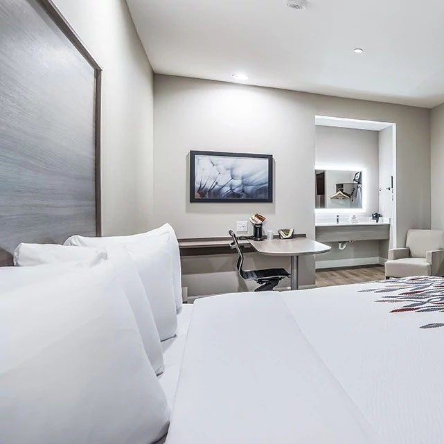 600x600-red-roof-inn-bed-desk-bathroom