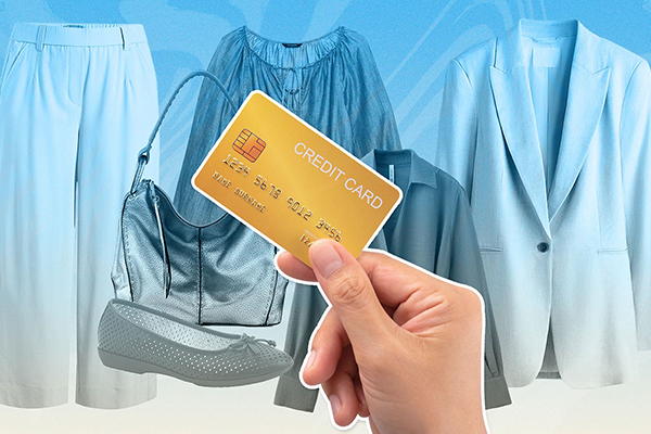 Person holding a credit card.
