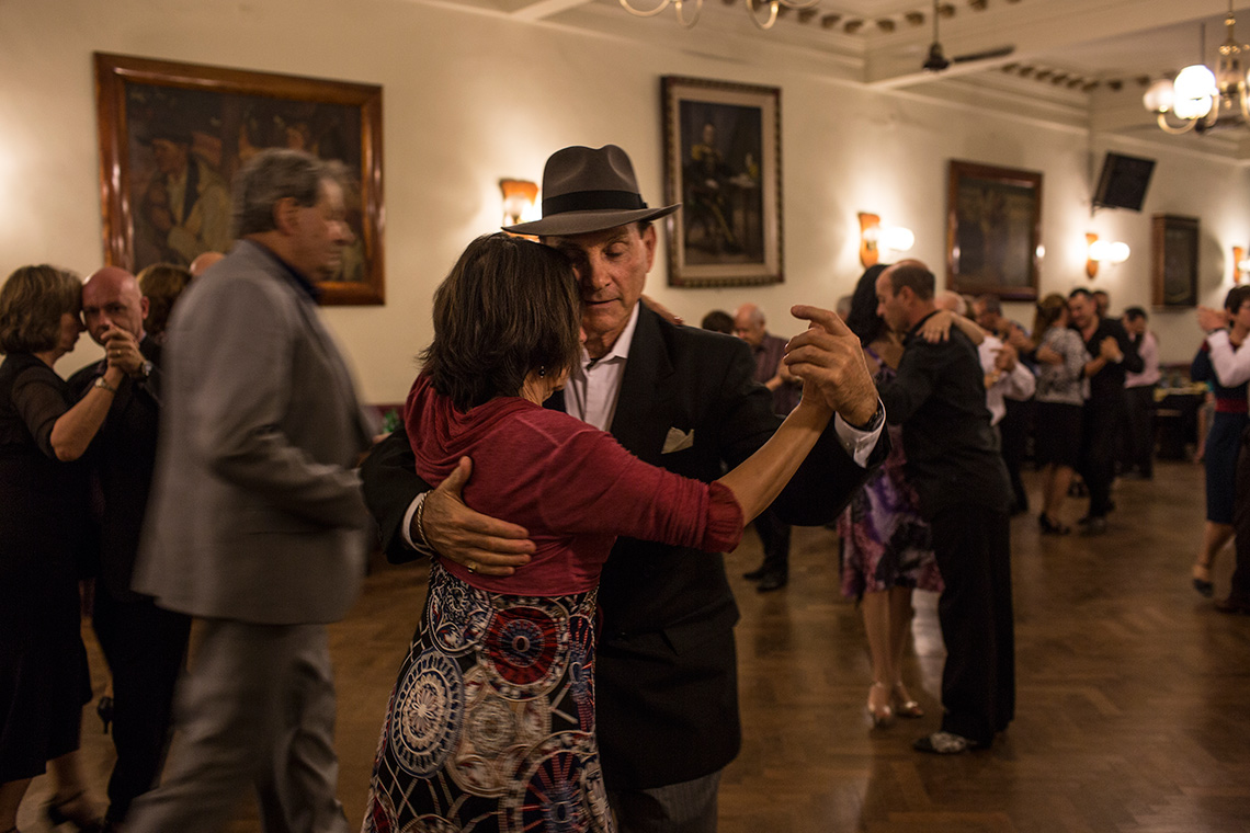 Louis Bianco profesor de baile y dueño de Louis Bianco’s Argentine Tango Escuela baila con María Teresa López