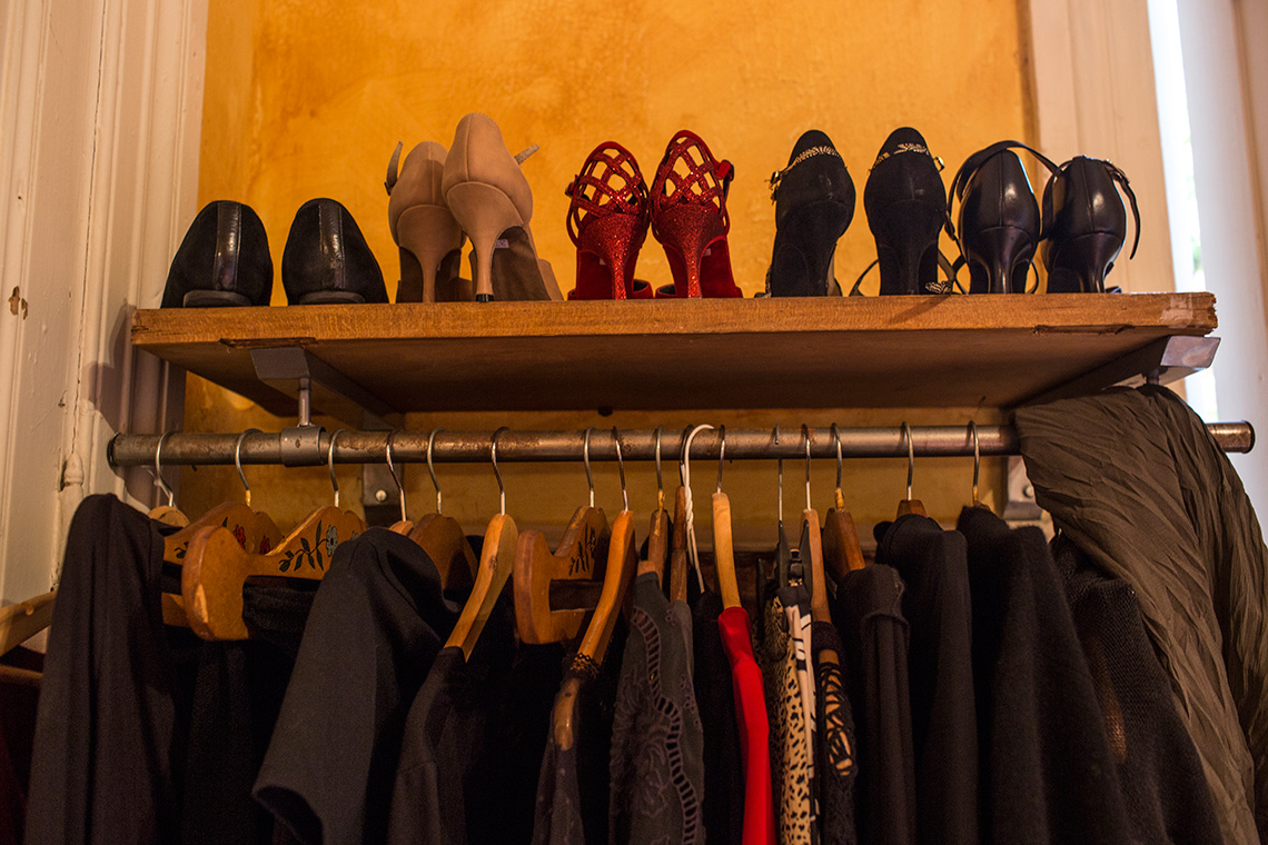 Zapatos de tango y ropa de milonga en el armario de Kathleen Currie