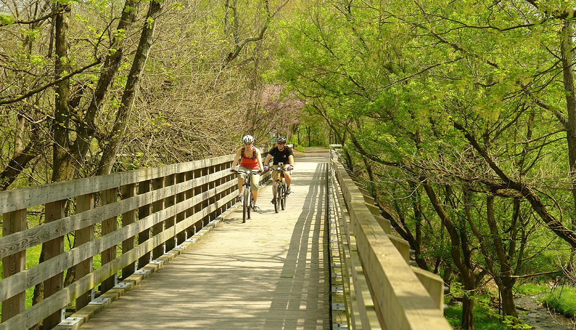 Dos personas montan bicicleta en un puente