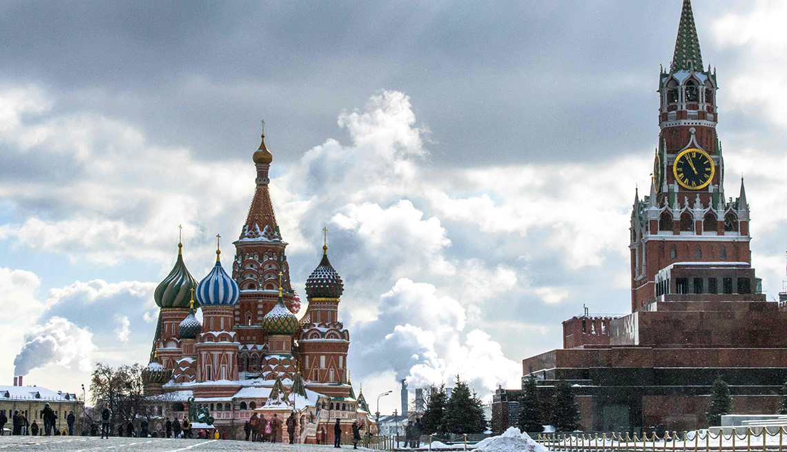 Vista del Kremlin y St. Basils en Moscú, Rusia.