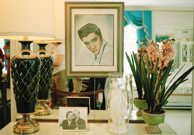 Un retrato de Elvis Presley en la residencia Graceland en Memphis, TN.
