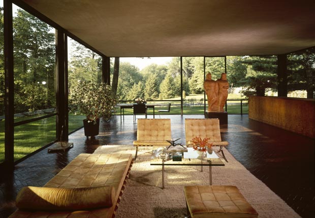 La casa de cristal, diseñada por el arquitecto Philip Johnson, se ve desde el interior de la casa en New Canaan, Connecticut.
