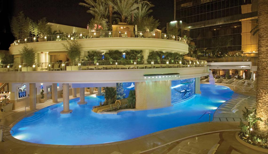 The Tank at The Golden Nugget, 10 grandes piscinas de hoteles en los Estados Unidos