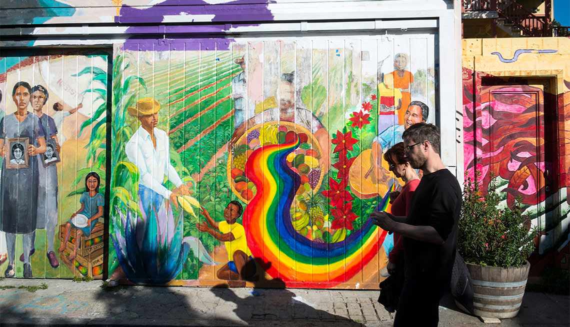 Atracciones turísticas que resaltan la cultura hispana - Mission Street, San Francisco Murals