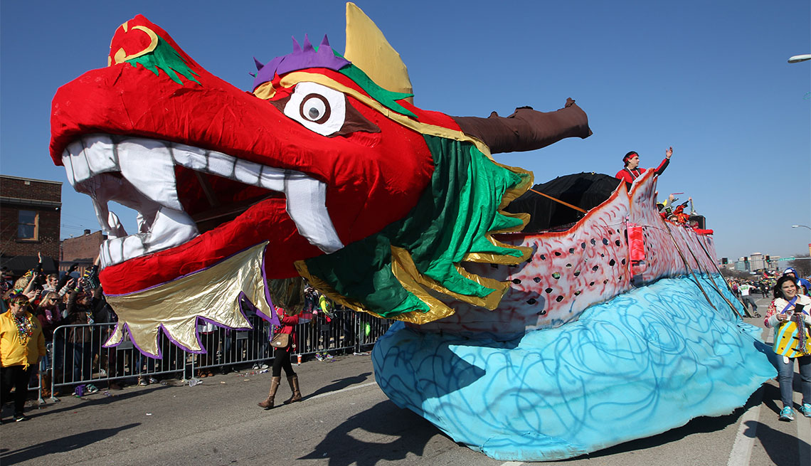 Una flota en forma de dragón; celebración de Mardi Gras en Misuri