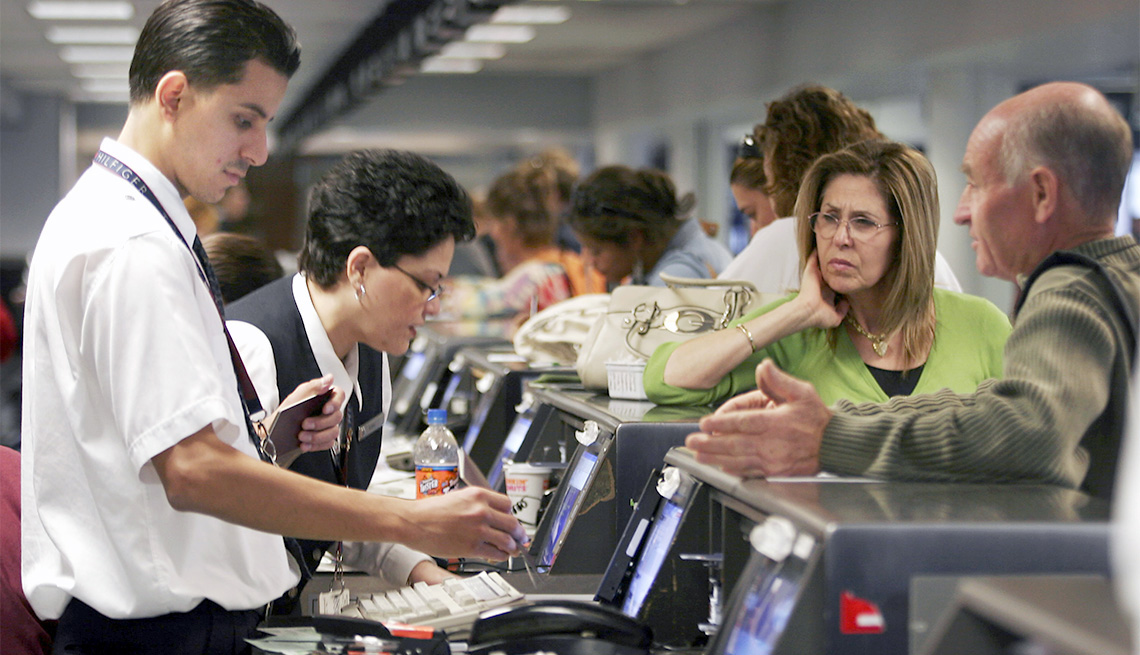 Podrías necesitar tu pasaporte para viajar en avión dentro de EE.UU. - Personas en un aeropuerto