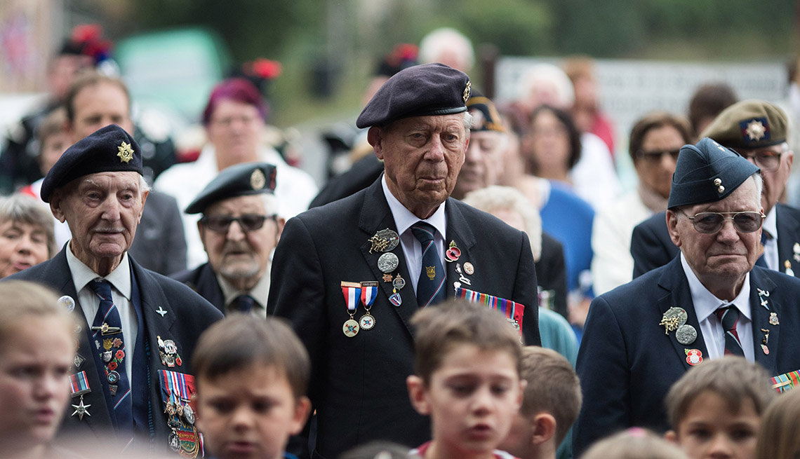 Veteranos de Normandía asisten a una ceremonia conmemorativa en Thury-Harcourt, Normandía, el 7 de junio de 2018.