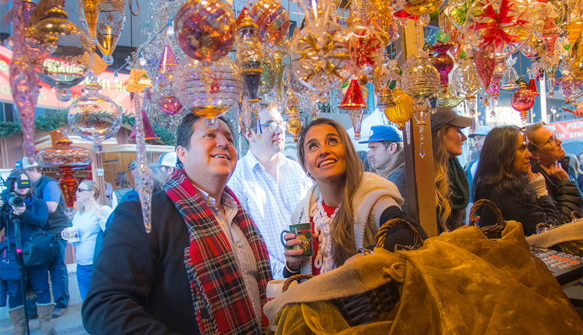 item 4 of Gallery image - Dos visitantes admirando adornos en Christkindl Market