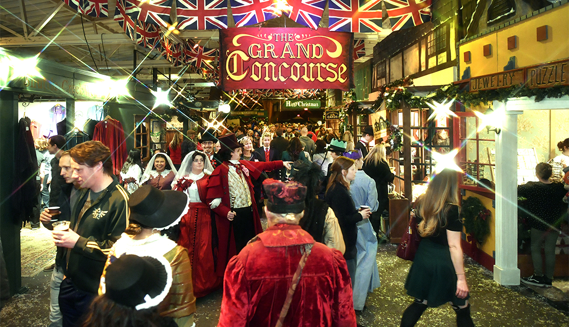 item 9 of Gallery image - Personas caminan cerca de The Great Dickens Christmas Fair & Victorian Holiday Party