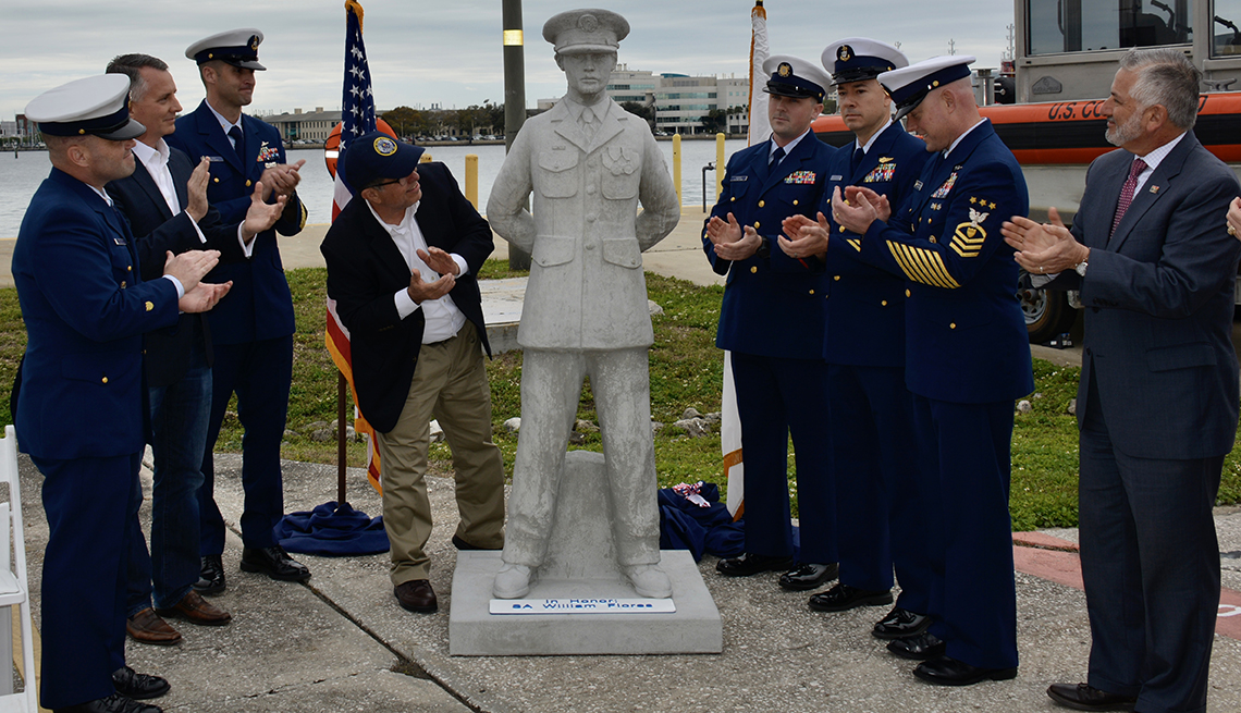 Grupo de personas observa una estatua que será puesta bajo el agua en el monumento a los veteranos en Florida