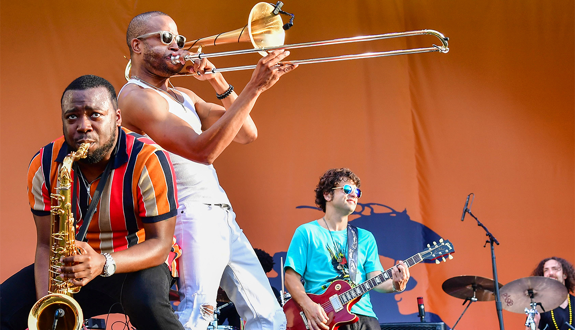 BK Jackson, Troy Andrews, también conocido como Trombone Shorty, Pete Murano y Joey Peebles, se presentan durante el 50 aniversario del Festival de Jazz y Patrimonio de Nueva Orleans