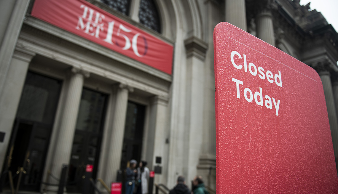Letrero que dice 'cerrado hoy' en inglés frente al Museo Metropolitano de Nueva York