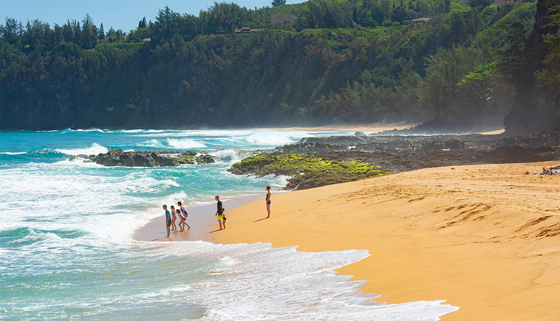 item 3 of Gallery image - Gente disfrutando en la playa en la isla hawaiana de Kauai