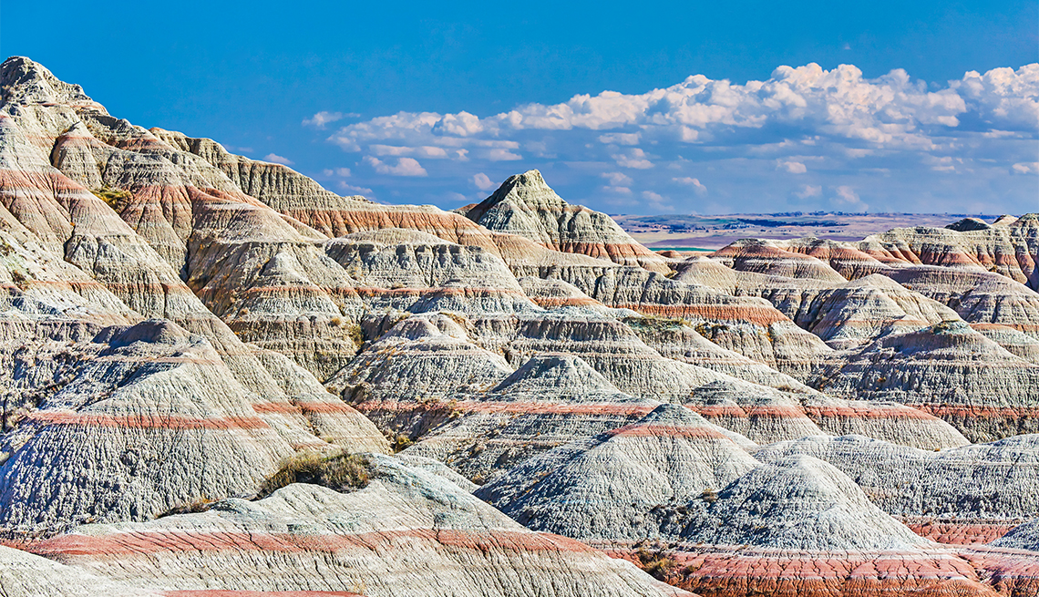 item 4 of Gallery image - Vista de colinas de colores en capas en el Parque Nacional Badlands.