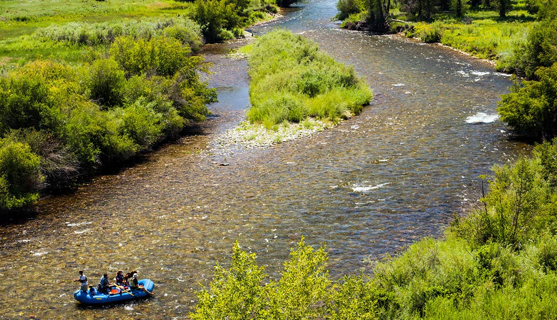 Personas en un bote en el Río Arkansas, Colorado