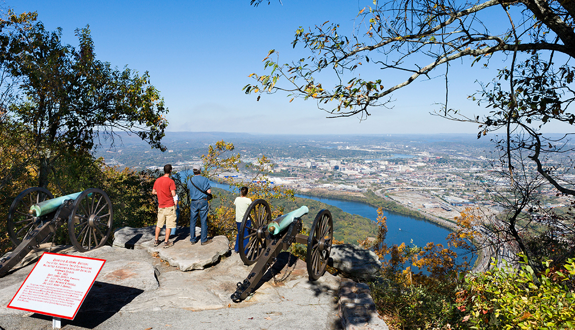 item 1 of Gallery image - Varias personas miran hacia abajo de una montaña hacia Chattanooga Tennessee