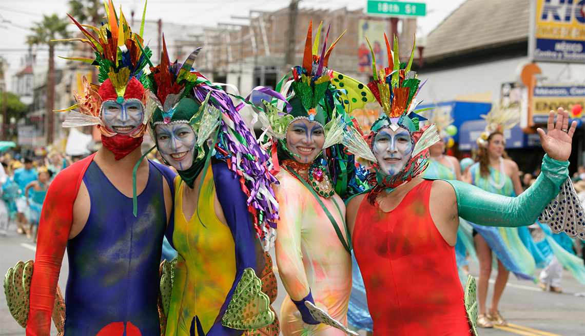 Personas disfrazadas celebran por una calle de San Francisco, California