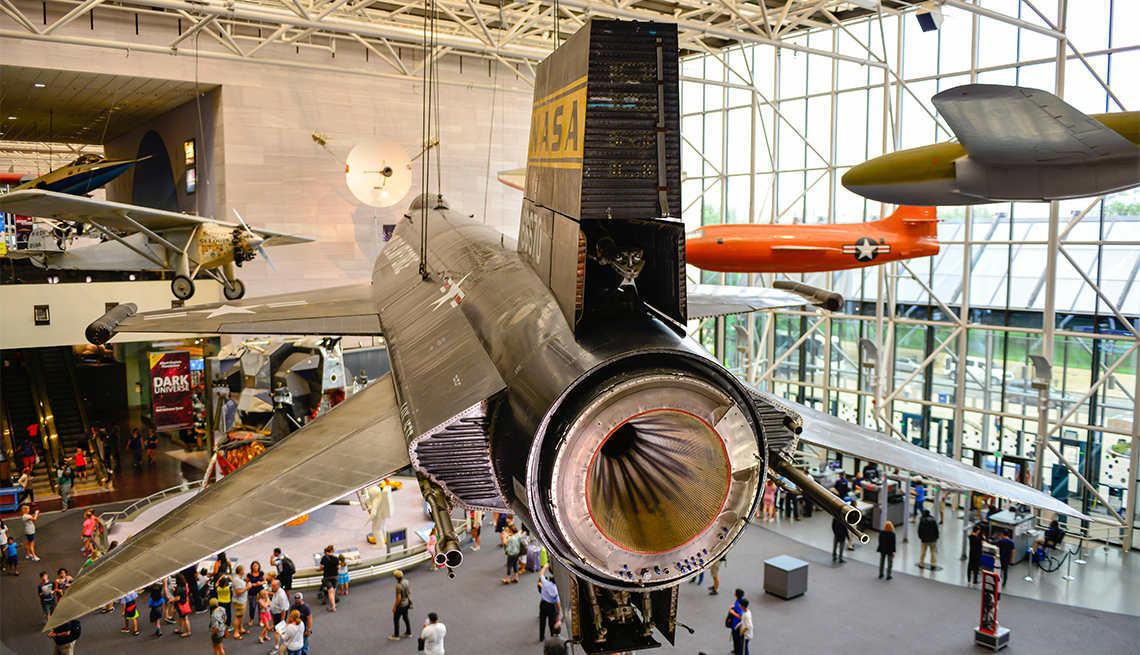 Aviones antiguos exhibidos en un museo