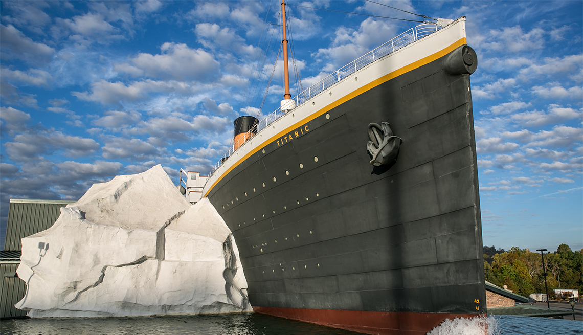 Réplica a media escala del Titanic golpeando un iceberg