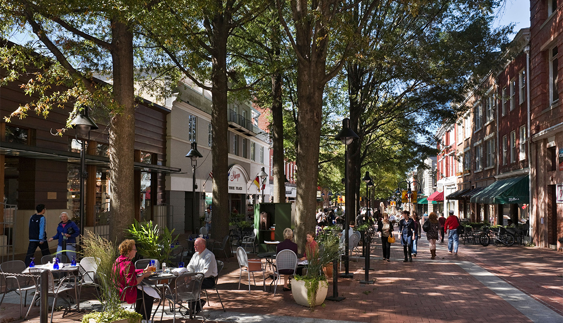 Cafés y tiendas en Main Street, Charlottesville, Virginia