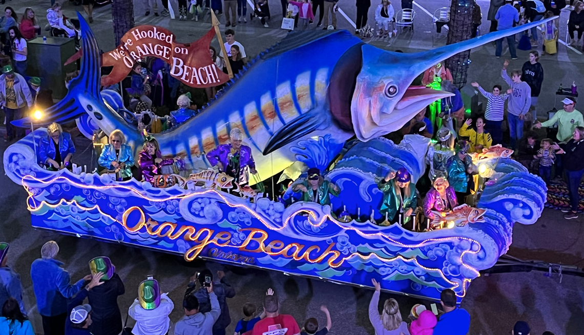 Carroza con un pez gigante en el desfile de Mardi Gras de Orange Beach