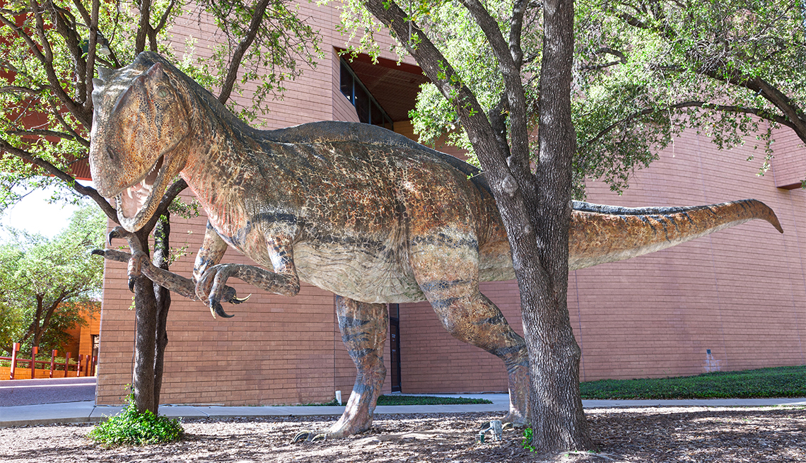 item 2 of Gallery image - Escultura de un dinosaurio frente al Museo de Ciencia e Historia de Fort Worth