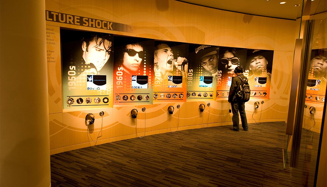 item 4 of Gallery image - Exhibición de músicos icónicos de los años 50 y 2000 en el Museo Grammy