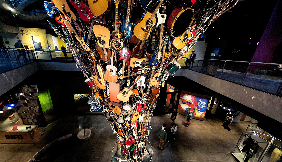 item 9 of Gallery image - Exhibición de guitarra en el Museo de Cultura Pop, Seattle, WA