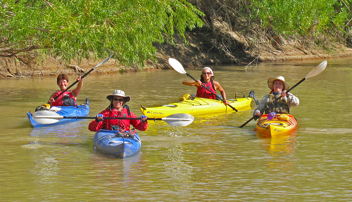 Cuatro mujeres kayakistas en una expedición por río
