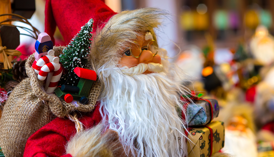 Muñeco de Santa Claus en un mercado navideño