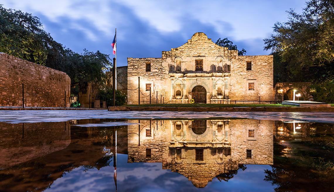 The Alamo at night in San Antonio Texas