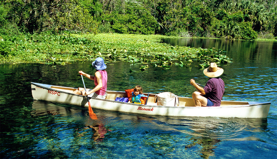 item 3 of Gallery image - Dos personas reman en una canoa en el Río Wekiwa.