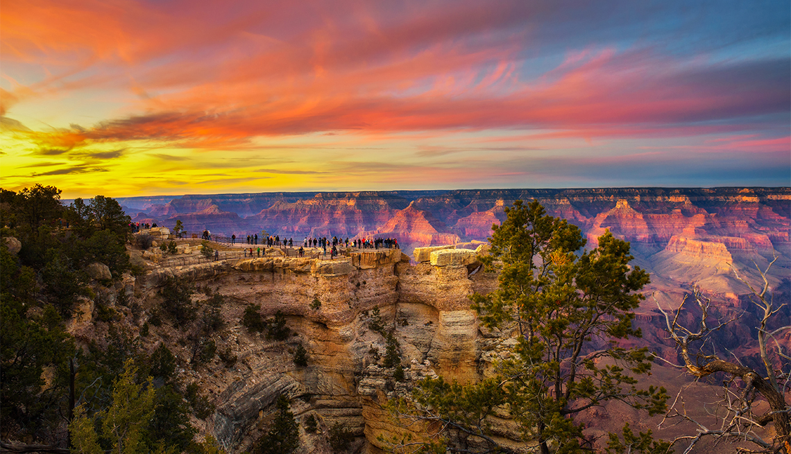 item 4 of Gallery image - Turistas disfrutan de la hermosa puesta de sol sobre el Parque Nacional del Gran Cañón 
