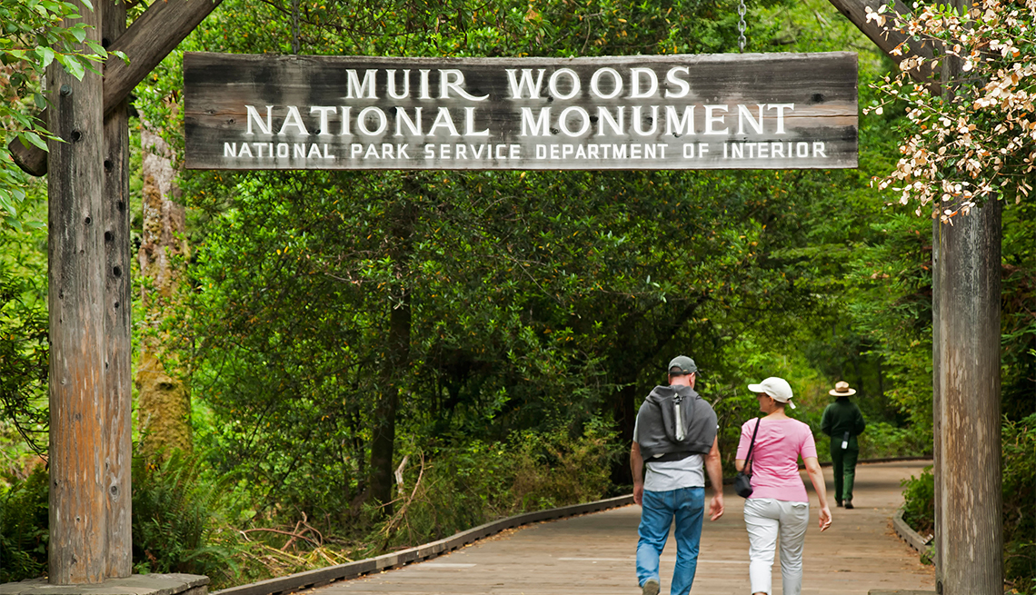 People at entrance to Muir Woods National Monument