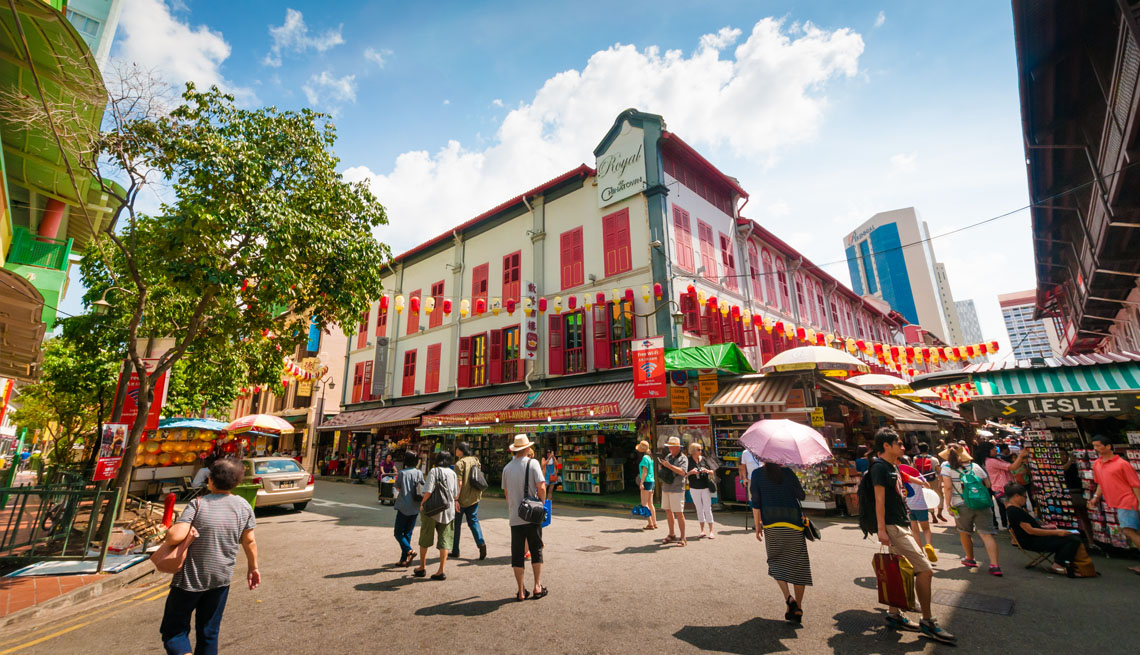 Personas en un mercado callejero en Singapur